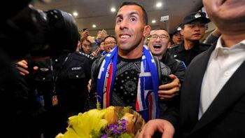 Tevez llegando a Shanghai Tevez llegando a Shanghai