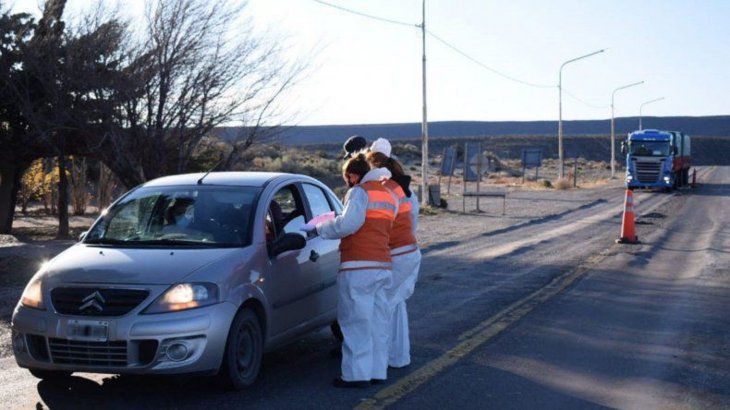 De Salta a Santa Cruz: una mujer hizo dedo para encontrarse con un hombre que la rechazó