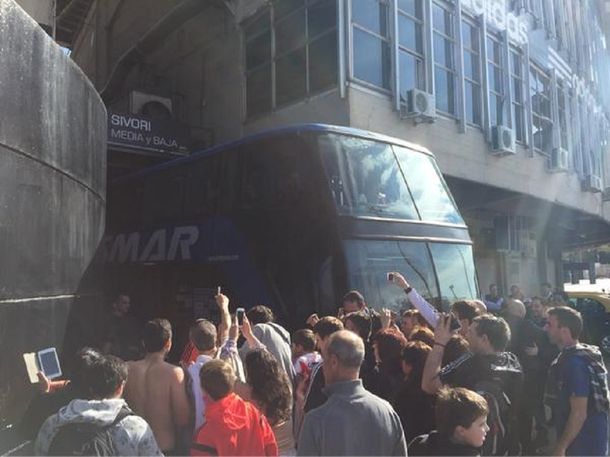 Cientos de hinchas despidieron al plantel de River que viajó a Japón