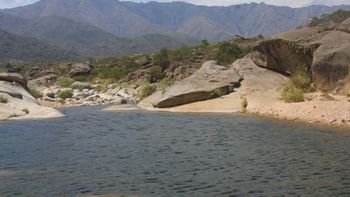 El hombre se tiró a nadar en uno de los balnearios de Nono y desapareció de la superficie. El hombre se tiró a nadar en uno de los balnearios de Nono y desapareció de la superficie.