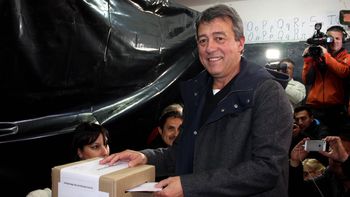 #eleccion2015: el candidato del fpv en mendoza llego al bunker y espera resultados #eleccion2015: el candidato del fpv en mendoza llego al bunker y espera resultados