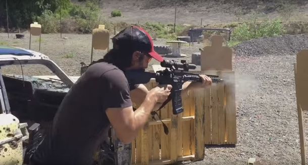 VIDEO: Keanu Reeves la rompe practicando tiro para su próxima película