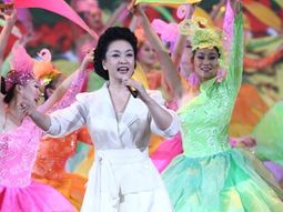 La primera dama china es una famosa soprano: así canta