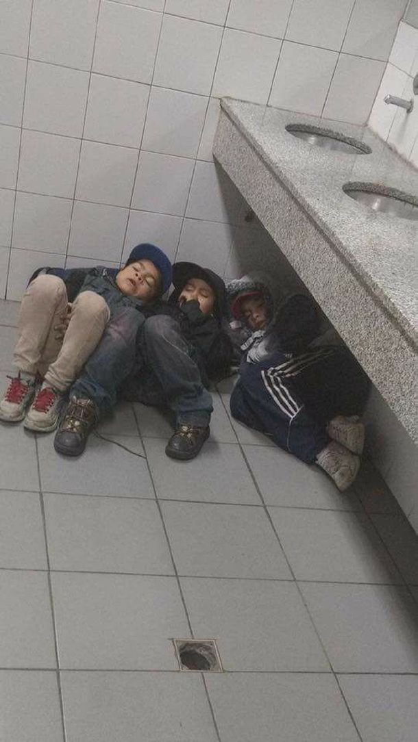 Los tres nenes durmiendo en la estación