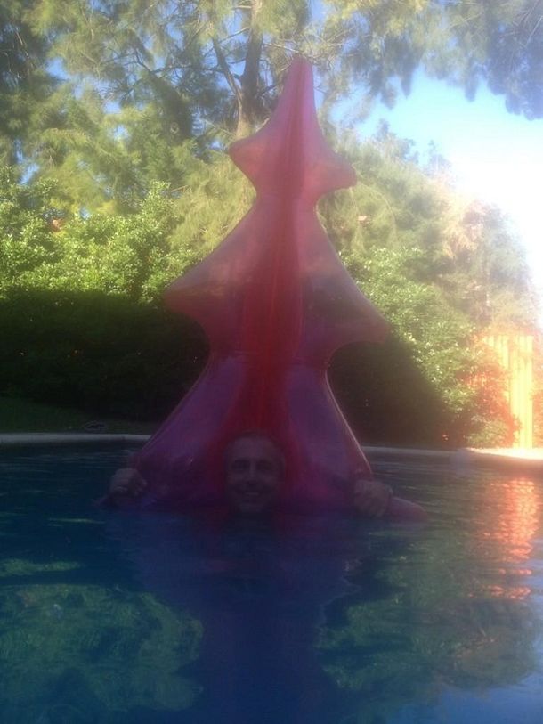 Marley adelanta la Navidad y festeja con su perro