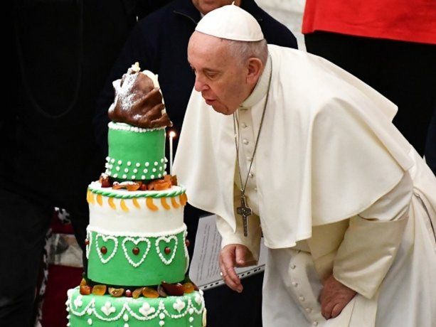 El Papa Francisco cumple 85 años y recibió a refugiados de Asia y África