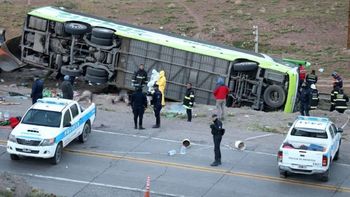 Así quedó el micro por doblar a 100 kilómetros en una curva cuyo máximo era 40 Así quedó el micro por doblar a 100 kilómetros en una curva cuyo máximo era 40