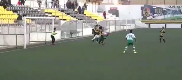 Un nene convirtió un golazo de escorpión