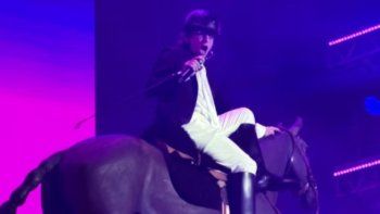 joaquin levinton lo volvio a hacer: ingreso a caballo al escenario del lollapalooza 2026 joaquin levinton lo volvio a hacer: ingreso a caballo al escenario del lollapalooza 2026