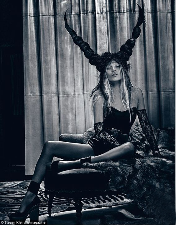 Escandaloso topless de Kate Moss vestida de monja