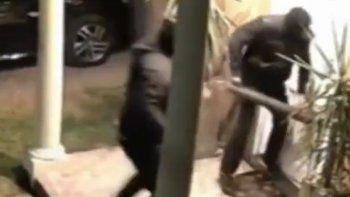 Delincuentes roban simulando ser policías en Ituzaingó. Delincuentes roban simulando ser policías en Ituzaingó.