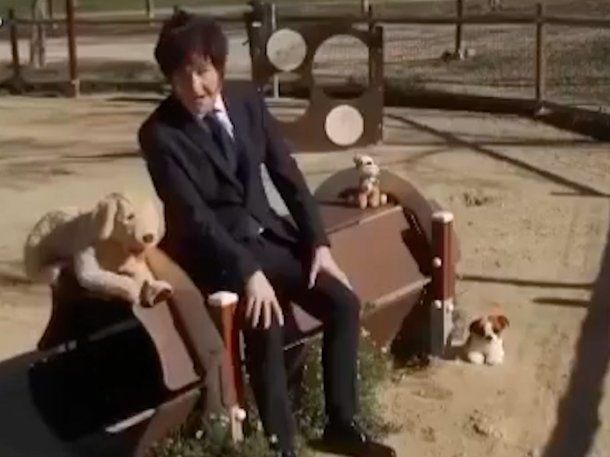 Imitaron a Milei en la TV española: la reunión de gabinete con sus perros