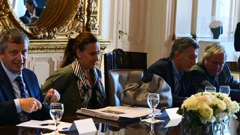 macri encabeza una reunion de gabinete en casa rosada macri encabeza una reunion de gabinete en casa rosada
