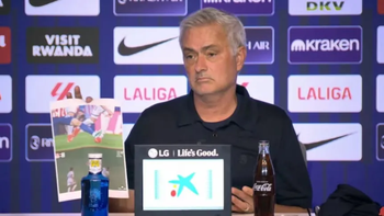 mourinho exploto tras el clasico de madrid: saco fotos en plena conferencia y apunto contra los arbitros