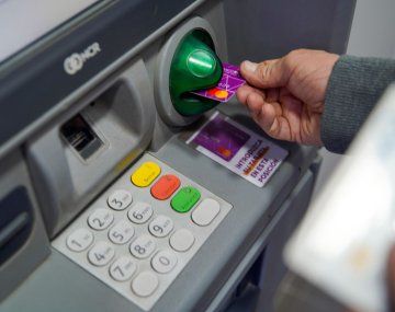 Bancos cobran $5.000 por retirar efectivo de cajeros automáticos