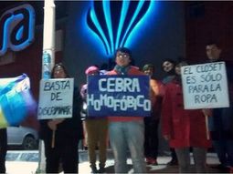 discriminacion en un boliche: la echaron por besarse con otra mujer discriminacion en un boliche: la echaron por besarse con otra mujer