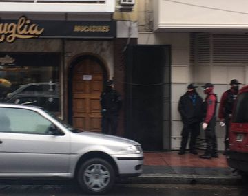 Flores: un delincuente de 65 a&ntilde;os muri&oacute; de un infarto cuando intent&oacute; robar una zapater&iacute;a