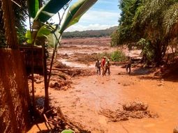 Se derrumbó la represa de una minera en Brasil: al menos 50 muertos y 200 desaparecidos