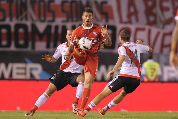 Alario apareció sobre el final y River le ganó el clásico a Independiente