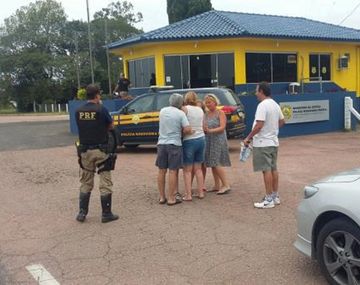 Una pareja argentina olvidó a su hija de 19 años en un estacionamiento en Brasil