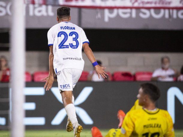 Vélez venció en La Plata a Estudiantes y se afianza como líder invicto