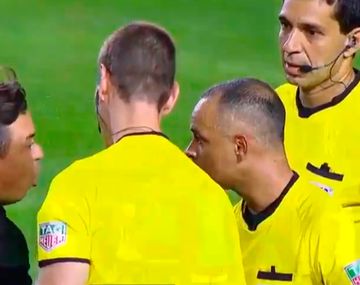 El insólito diálogo de Gallardo con los árbitros tras el Superclásico