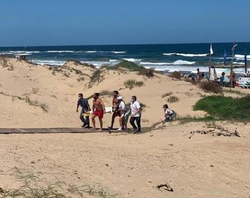 Seis argentinos fueron arrastrados por el mar en Punta del Este: hay dos internados