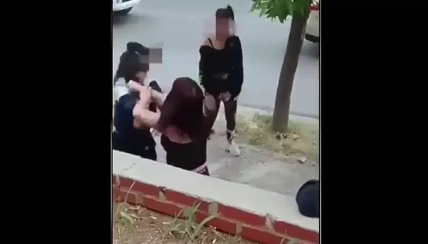 Neuquén: dos adolescentes se agarraron de los pelos a la salida de la escuela