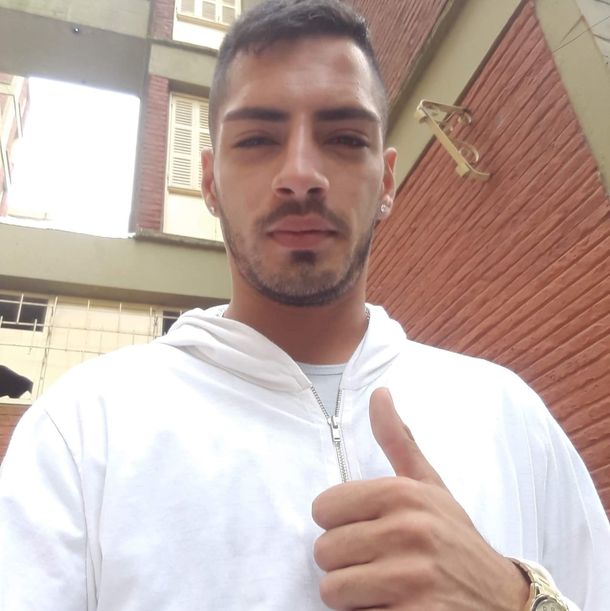 Fue a comprar cigarrillos y la pareja de su ex novia lo mató por la espalda