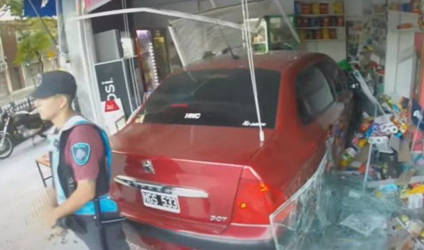 Almagro: un auto se incrustó en un kiosco