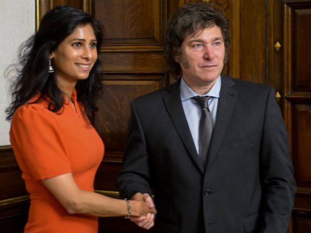 Gita Gopinath y Javier Milei.
