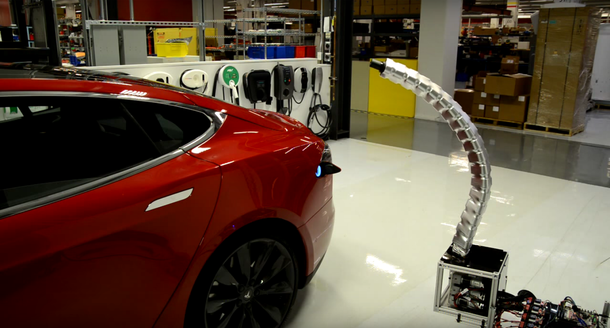 Tesla presenta un cargador serpiente automático para autos eléctricos