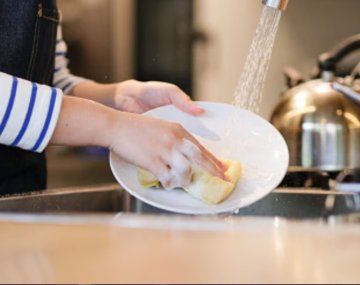 El truco casero para dejar los platos limpios y como nuevos de manera sencilla