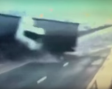 Un camión choca en un puente