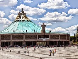 Se inauguran las obras de la Plaza Monumental de la Basílica de Guadalupe en 1951. Se inauguran las obras de la Plaza Monumental de la Basílica de Guadalupe en 1951.