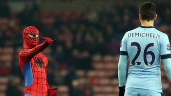 mira a spider-man en el partido entre el manchester city y el sunderland mira a spider-man en el partido entre el manchester city y el sunderland