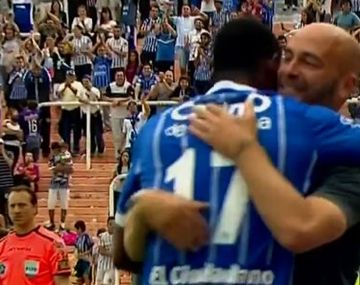 El delantero se llevó la pelota por los tres tantos