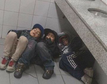 Los tres nenes durmiendo en la estación