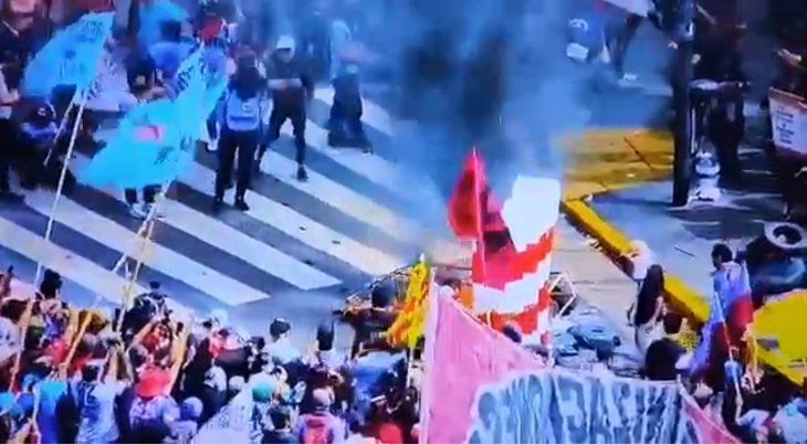 Marcha contra el FMI: así empezaban los incidentes frente al Congreso