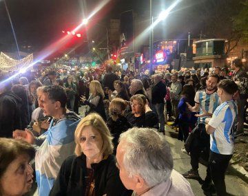 Cacerolazo contra Javier Milei en la Quinta de Olivos. Foto: minutouno.com.