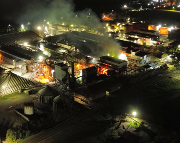 Más de ocho equipos de bomberos y equipos de emergencia trabajaron en controlar las llamas.
