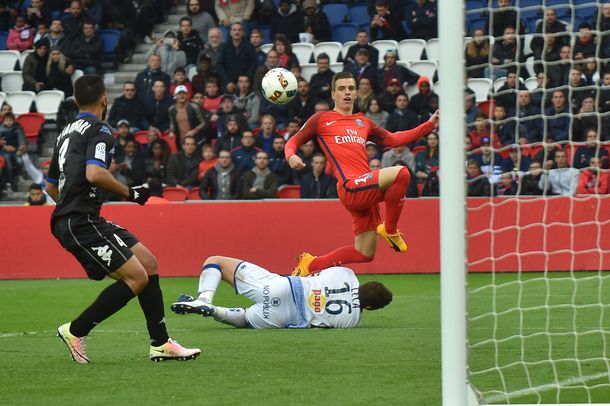 La cara del rosarino que la picó ante la salida del arquero del Bastia