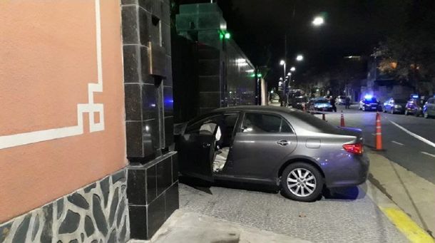 Se estrelló contra la Embajada de China: dijo que tenía datos sobre el coronavirus