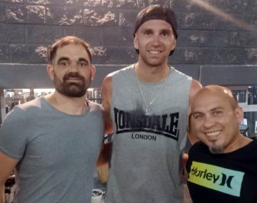 El Dibu Martínez no para en Mar del Plata: pádel y fotos con la gente