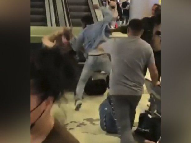 Escenas dramáticas en el aeropuerto de Miami: piñas y armas de fuego en una pelea