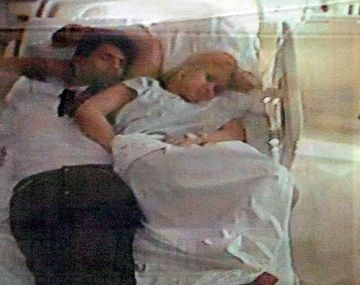 Echaron al médico que sacó la polémica foto