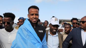 recibido como un heroe: multitudinaria bienvenida al arbitro somali expulsado de eeuu recibido como un heroe: multitudinaria bienvenida al arbitro somali expulsado de eeuu