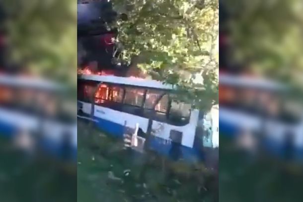 Se prendieron fuego al menos 15 colectivos en la terminal de Monte Grande