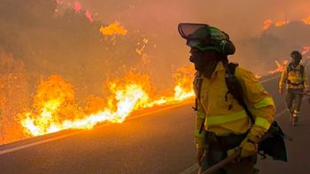 Bomberos trabajan en el lugar para detener el avance de las llamas.