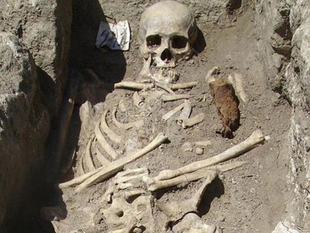 ¿Vampiros? Encuentran un cadáver con una estaca en Bulgaria